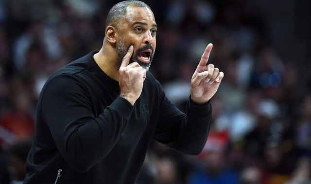 开云体育网页-记者：乌度卡知道自己必须变 弃用阿隆·霍勒迪 启用了JD·戴维森