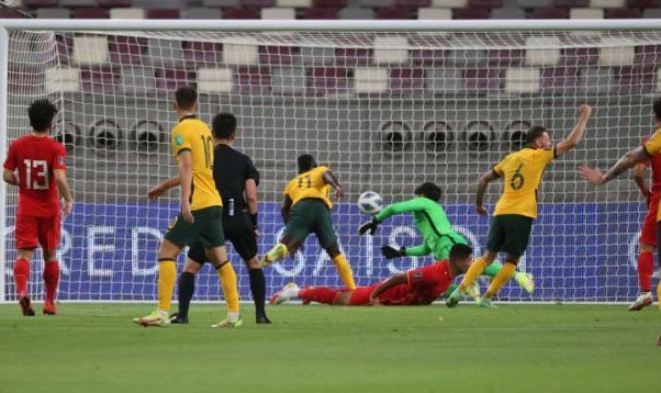 开云体育在线-国足后防屡次低级失误 李铁和全新中卫组合谁背锅